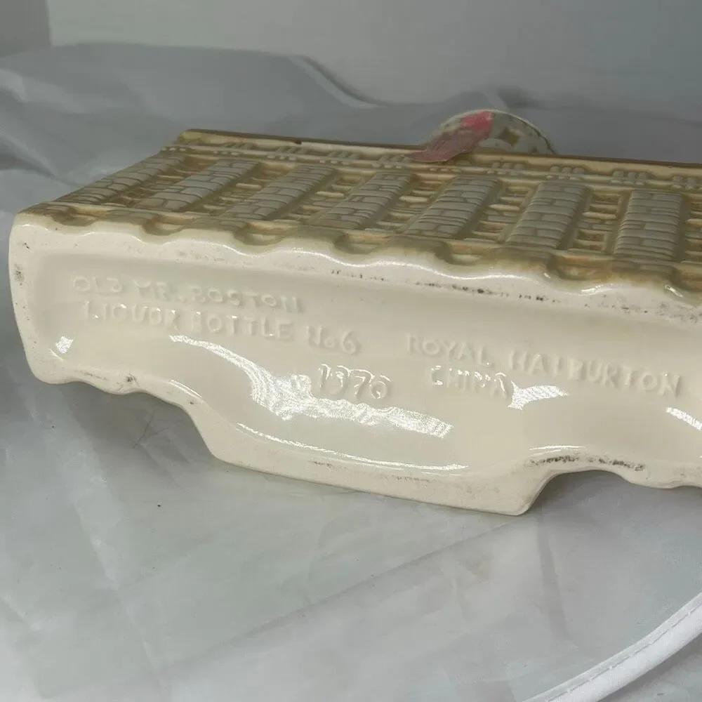 VTG 70’s Old Mr. Boston Brand Illinois Capital bottle